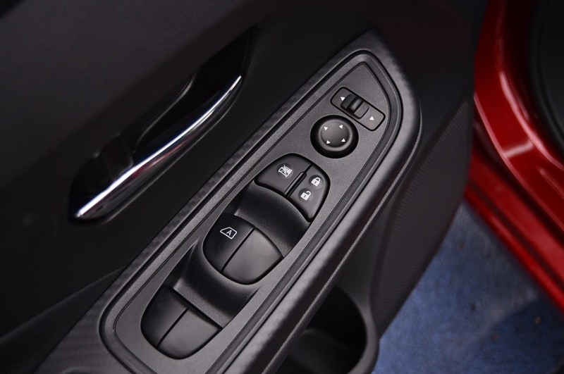 Nissan Versa Vehicle Full-screen Gallery Image 9