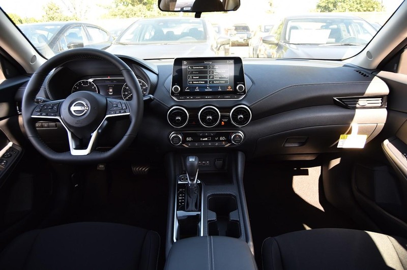 Nissan Sentra Vehicle Full-screen Gallery Image 8