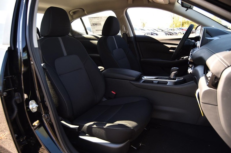 Nissan Sentra Vehicle Full-screen Gallery Image 20