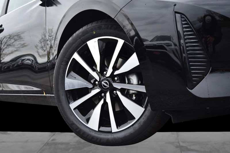 Nissan Sentra Vehicle Full-screen Gallery Image 3