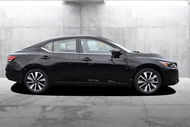 Nissan Sentra Vehicle Full-screen Gallery Image 5