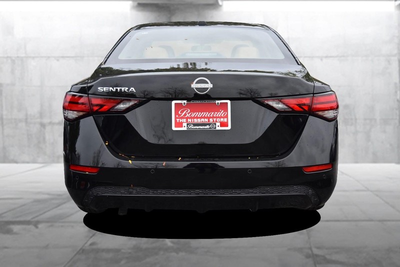 Nissan Sentra Vehicle Full-screen Gallery Image 6