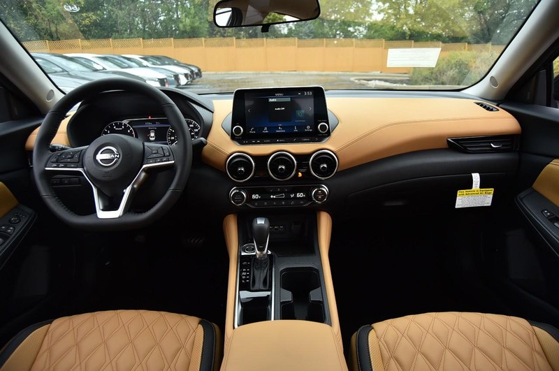 Nissan Sentra Vehicle Full-screen Gallery Image 8