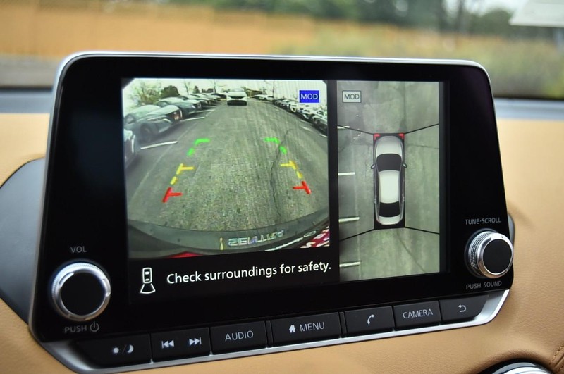 Nissan Sentra Vehicle Full-screen Gallery Image 14