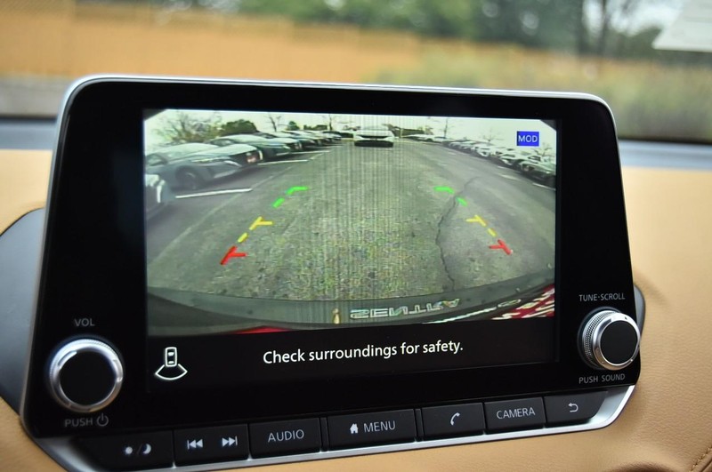 Nissan Sentra Vehicle Full-screen Gallery Image 16