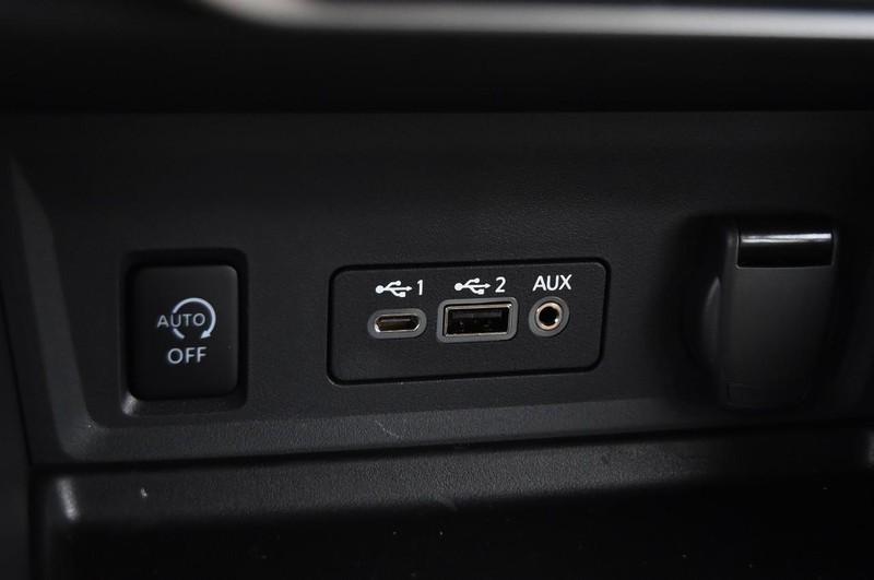 Nissan Sentra Vehicle Full-screen Gallery Image 19