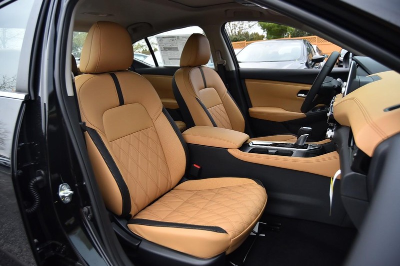 Nissan Sentra Vehicle Full-screen Gallery Image 23