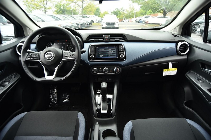 Nissan Versa Vehicle Full-screen Gallery Image 8