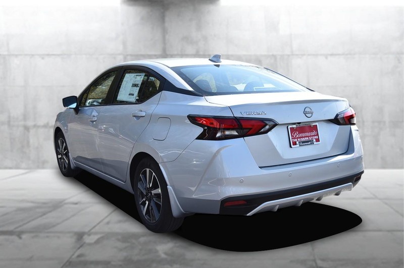 Nissan Versa Vehicle Full-screen Gallery Image 7