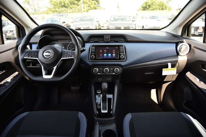 Nissan Versa Vehicle Full-screen Gallery Image 8