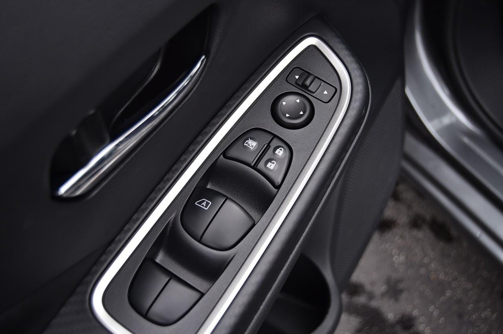 Nissan Versa Vehicle Image 09