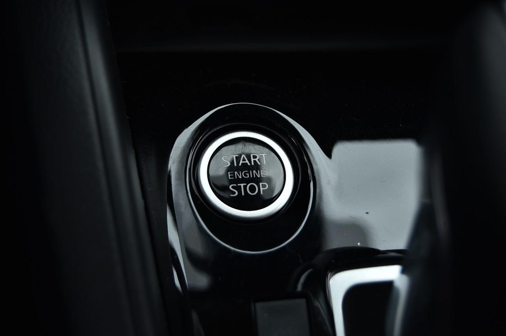 Nissan Versa Vehicle Image 16