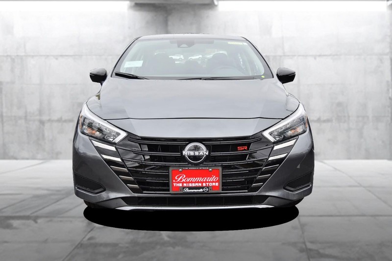 Nissan Versa Vehicle Full-screen Gallery Image 4