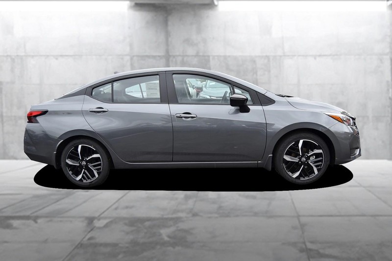 Nissan Versa Vehicle Full-screen Gallery Image 5