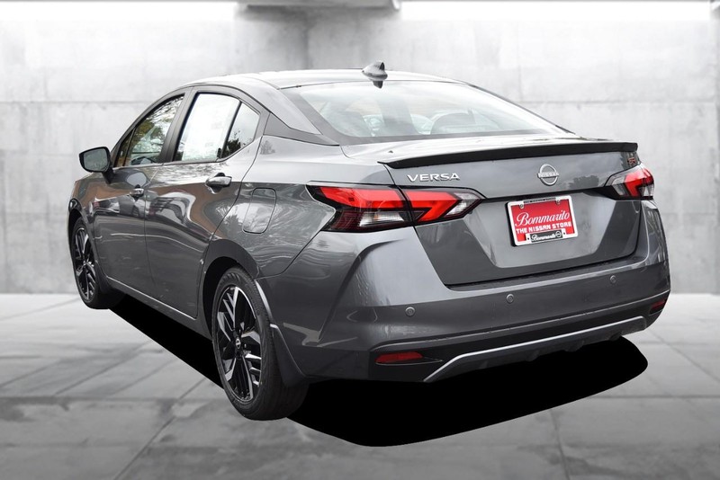 Nissan Versa Vehicle Full-screen Gallery Image 7