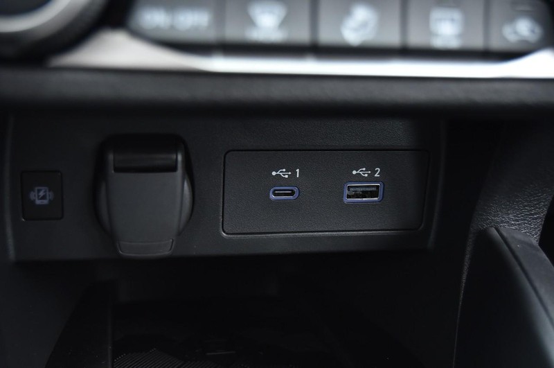 Nissan Versa Vehicle Full-screen Gallery Image 15