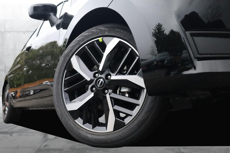 Nissan Versa Vehicle Full-screen Gallery Image 3