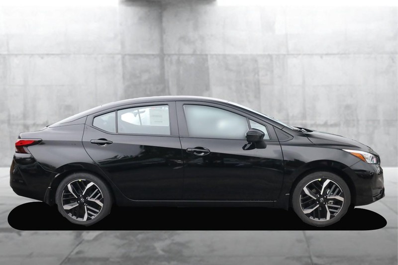 Nissan Versa Vehicle Full-screen Gallery Image 5