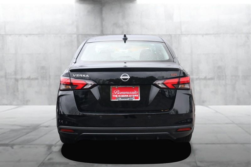 Nissan Versa Vehicle Full-screen Gallery Image 6