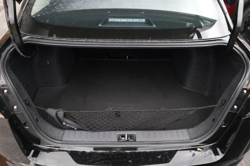 Nissan Versa Vehicle Full-screen Gallery Image 7