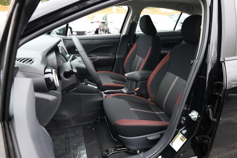 Nissan Versa Vehicle Full-screen Gallery Image 8