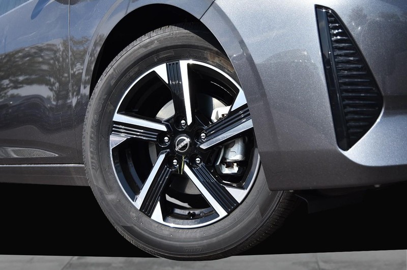 Nissan Sentra Vehicle Full-screen Gallery Image 3