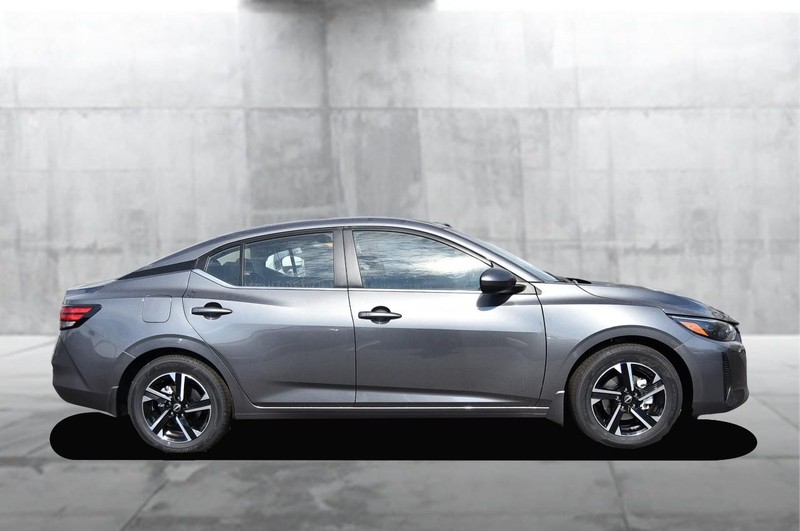 Nissan Sentra Vehicle Full-screen Gallery Image 5