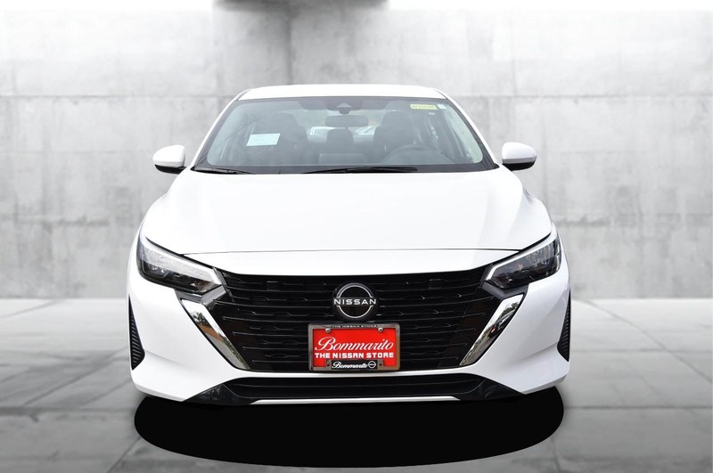 Nissan Sentra Vehicle Full-screen Gallery Image 4