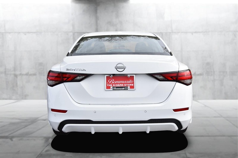 Nissan Sentra Vehicle Full-screen Gallery Image 6