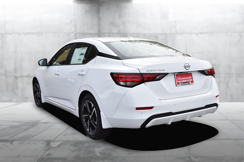 Nissan Sentra Vehicle Full-screen Gallery Image 7