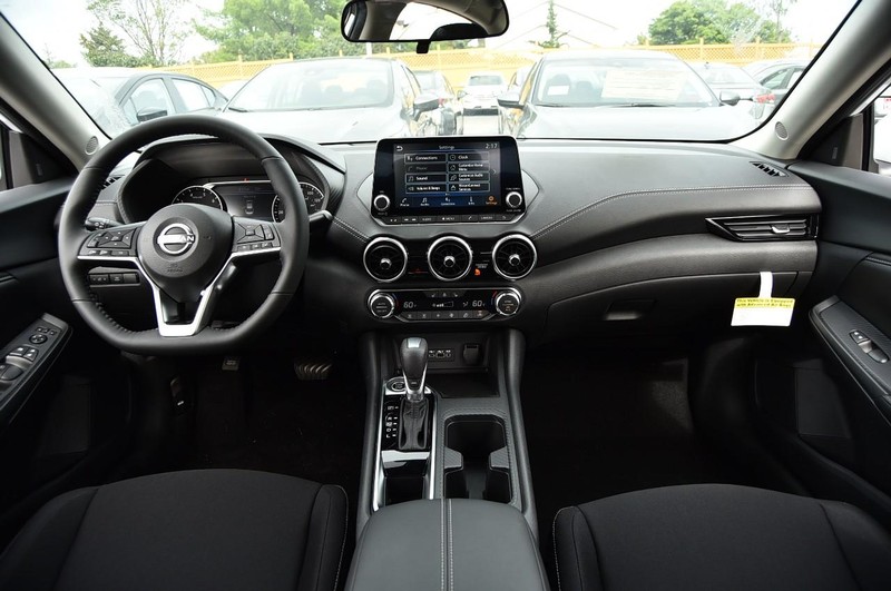 Nissan Sentra Vehicle Full-screen Gallery Image 8