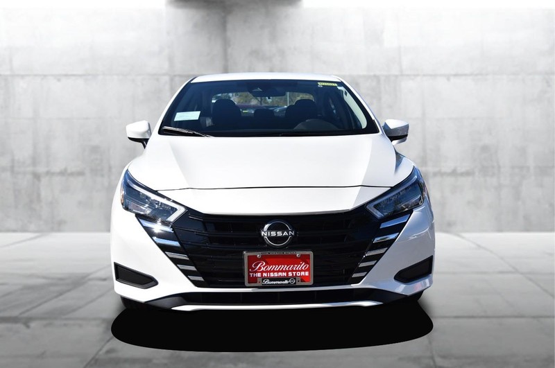 Nissan Versa Vehicle Full-screen Gallery Image 4