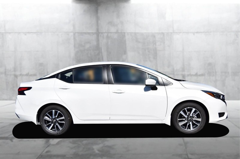 Nissan Versa Vehicle Full-screen Gallery Image 5