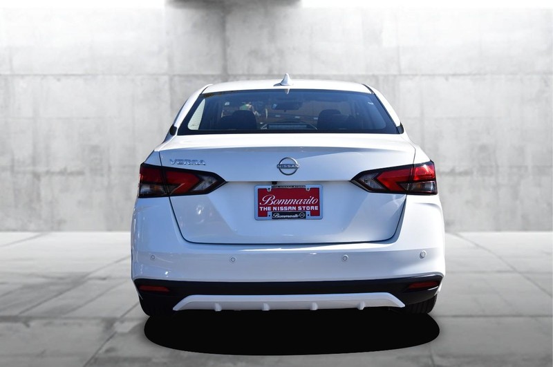 Nissan Versa Vehicle Full-screen Gallery Image 6