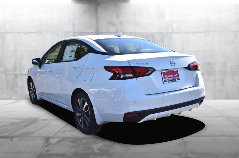 Nissan Versa Vehicle Full-screen Gallery Image 7