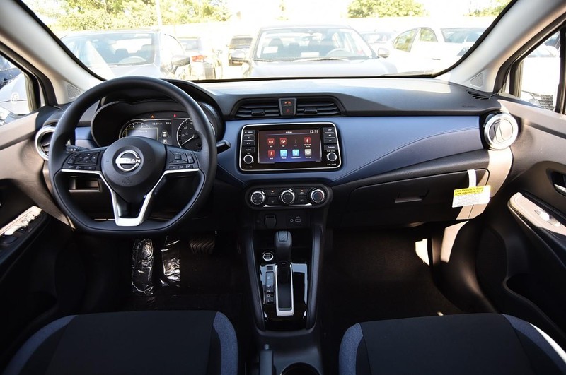 Nissan Versa Vehicle Full-screen Gallery Image 8