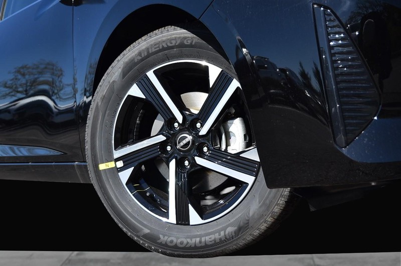 Nissan Sentra Vehicle Full-screen Gallery Image 3