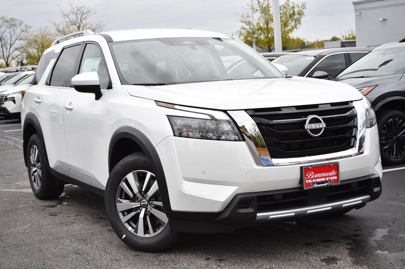 Nissan Pathfinder Vehicle Full-screen Gallery Image 2