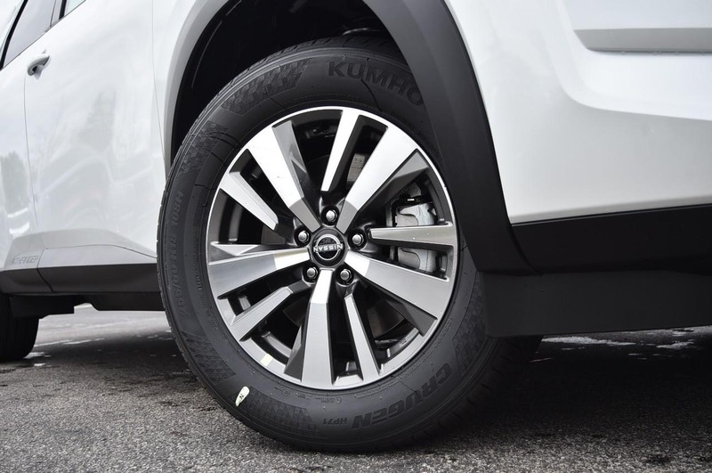 Nissan Pathfinder Vehicle Full-screen Gallery Image 3