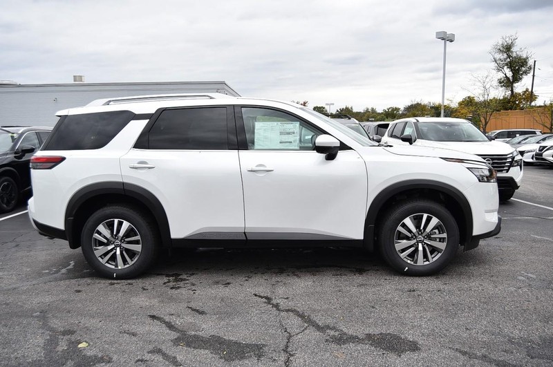 Nissan Pathfinder Vehicle Full-screen Gallery Image 5