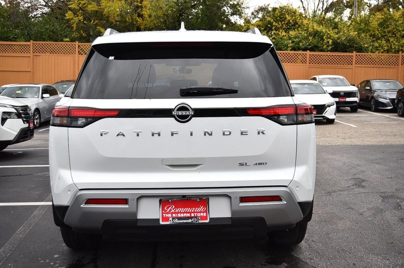 Nissan Pathfinder Vehicle Full-screen Gallery Image 6