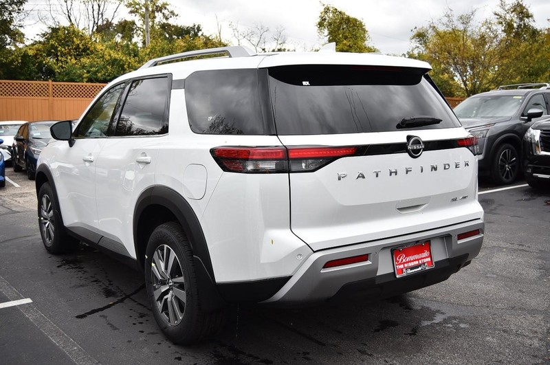 Nissan Pathfinder Vehicle Full-screen Gallery Image 7