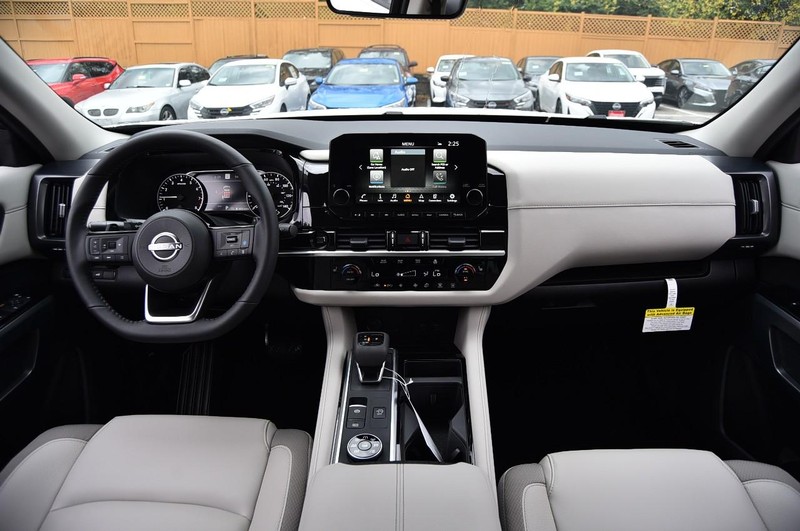 Nissan Pathfinder Vehicle Full-screen Gallery Image 8