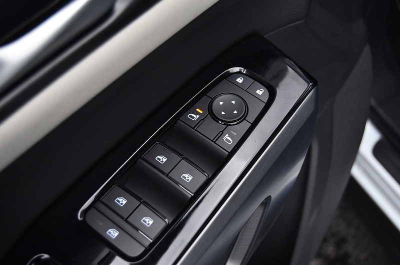 Nissan Pathfinder Vehicle Full-screen Gallery Image 9