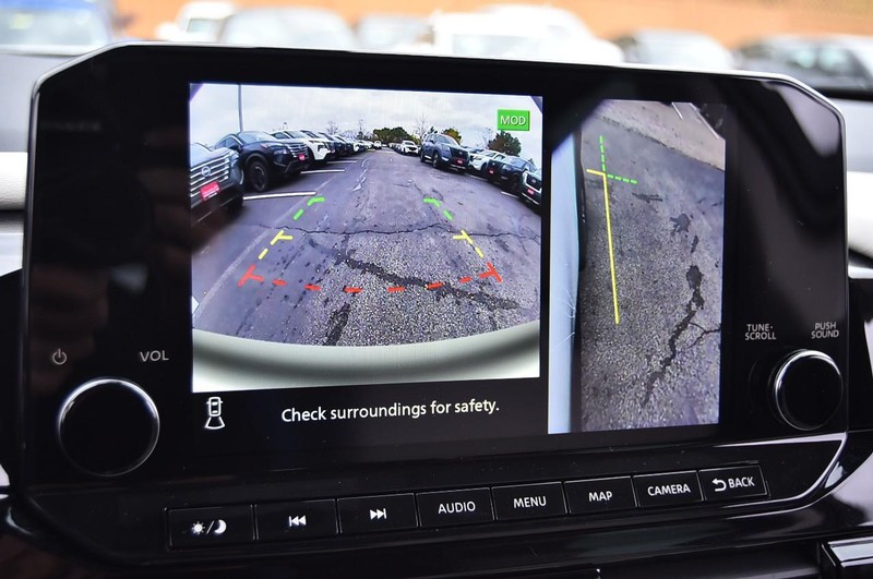 Nissan Pathfinder Vehicle Full-screen Gallery Image 14