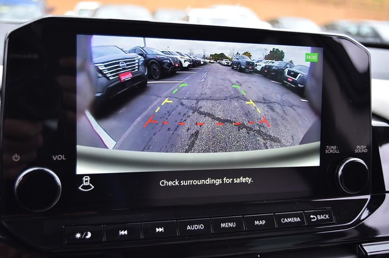 Nissan Pathfinder Vehicle Full-screen Gallery Image 15