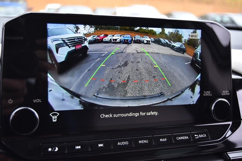 Nissan Pathfinder Vehicle Full-screen Gallery Image 16