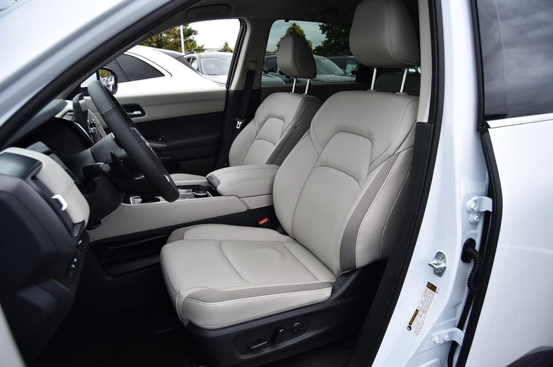 Nissan Pathfinder Vehicle Full-screen Gallery Image 23