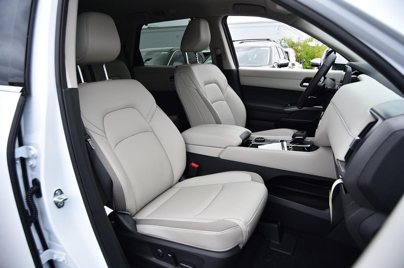 Nissan Pathfinder Vehicle Full-screen Gallery Image 24