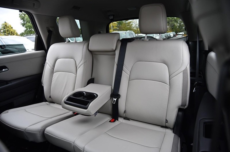 Nissan Pathfinder Vehicle Full-screen Gallery Image 25